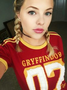 hot-blonde-selfie-gryffindor-shirt